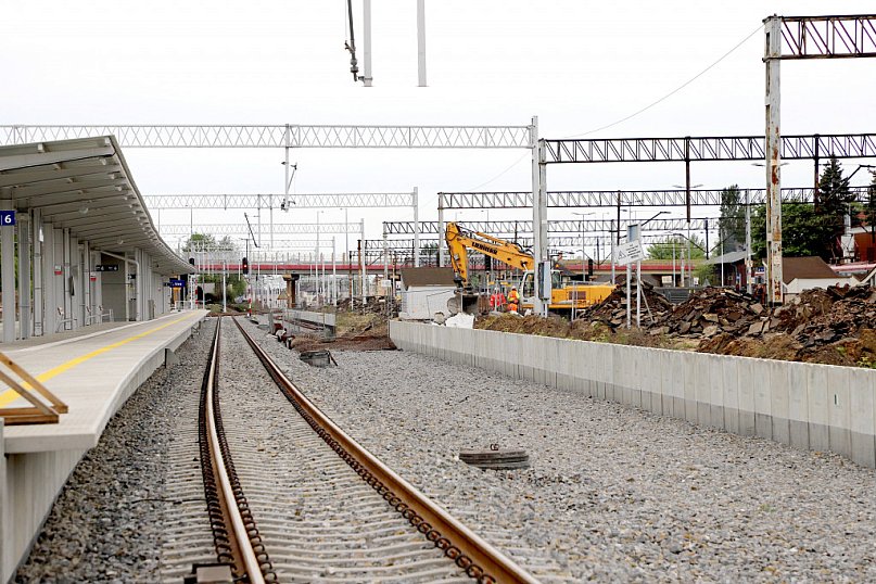 Kontrasty na dworcu PKP