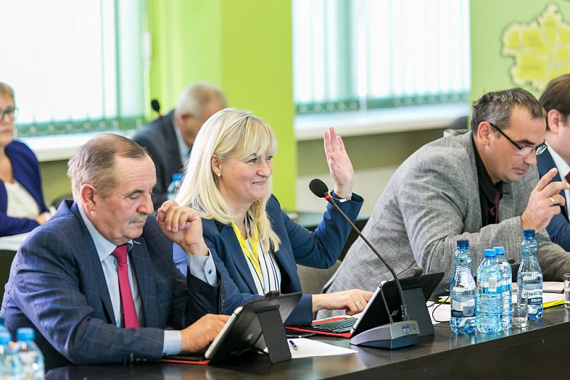 Dyskutują radni powiatowi