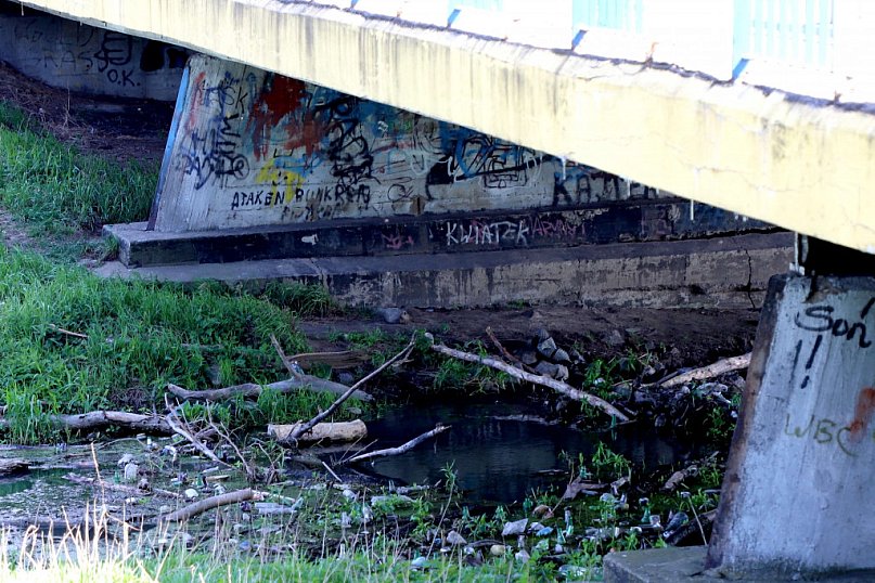 Zator na Ochni ze śmieci