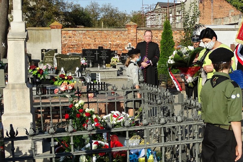 Przy grobie A. Troczewskiego