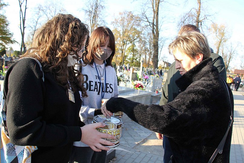 Kwesta na cmentarzu w Krośniewicach