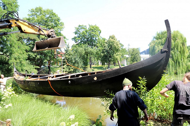 Wikińskie rejsy po stawie