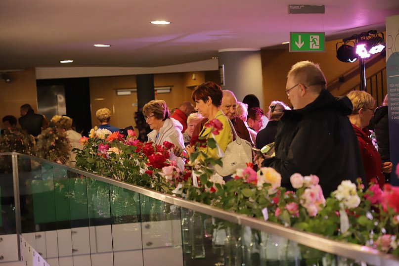 Deszczowy drugi dzień Święta Róży