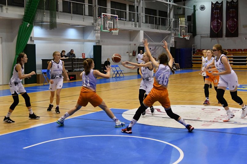 Udany start koszykarek