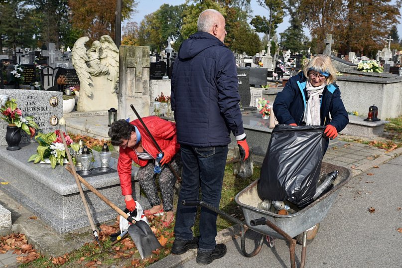 Sprzątanie na cmentarzu
