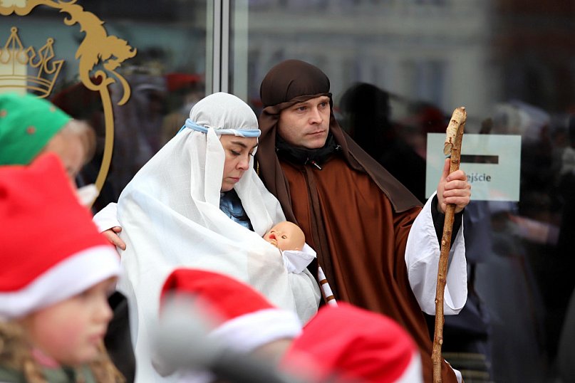 Tłumy kutnian na tradycyjnym Orszaku Trzech Króli.
