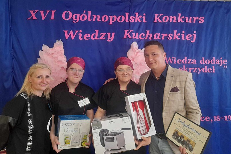 Nagrody dla uczennic SOSW nr2