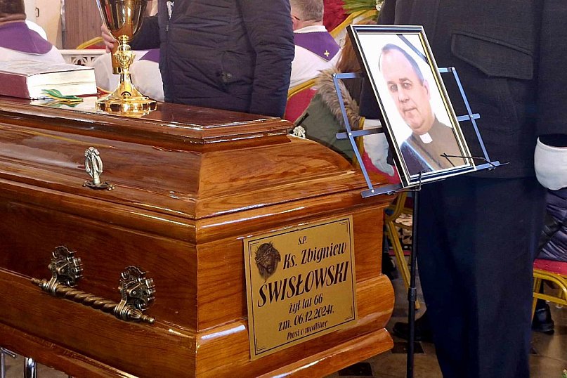 Tłumy żegnały księdza z Dąbrowic