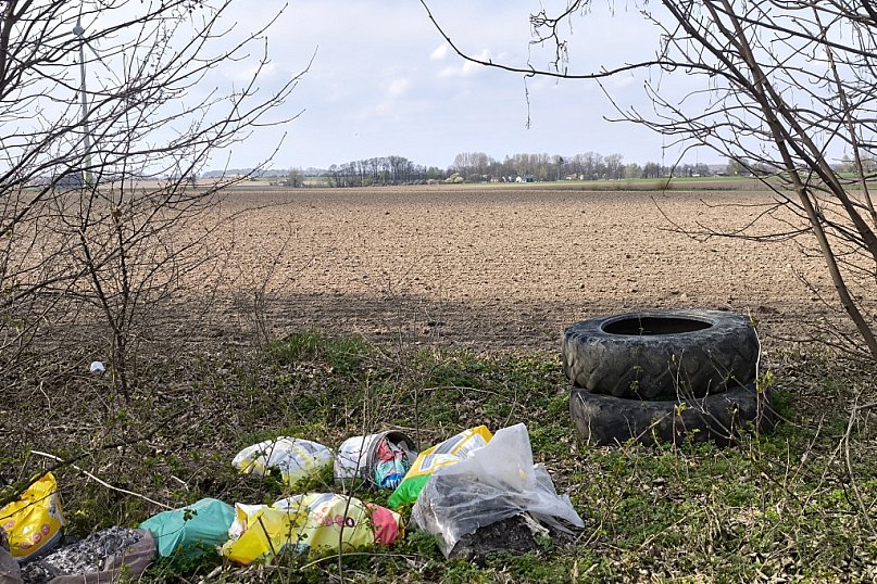 Brudasy są wśród nas. Pobocze drogi całe w śmieciach
