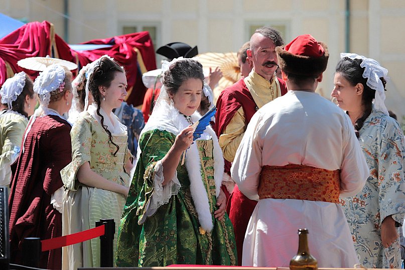 Pokaz mody z XVIII wieku. Król i jego armia