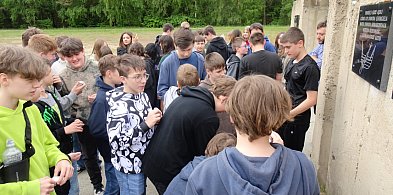 Uczniowie zwiedzali były niemiecki Obóz Zagłady Kulmhof w Chełmnie nad Nerem-60122