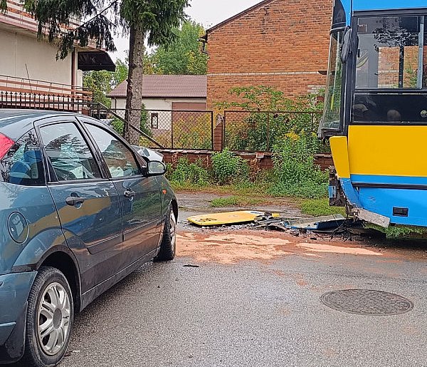 Ford zderzył się z autobusem MZK -62908