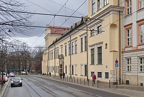 Mężczyzna podpalił się przed kurią. Chwilę przed zdążył namalować napis-64316