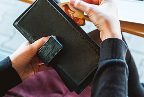 Emeryci coraz częściej rezygnują z gotówki. Wiemy, dlaczego-68070