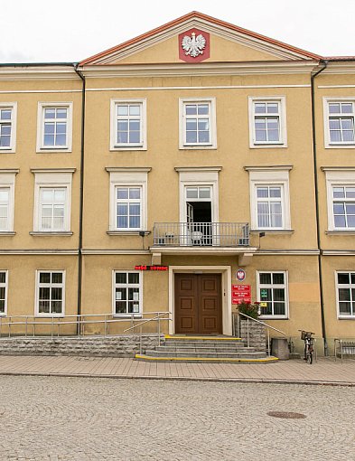 Ile zarabia się w Urzędzie Miasta Kutna?-68348