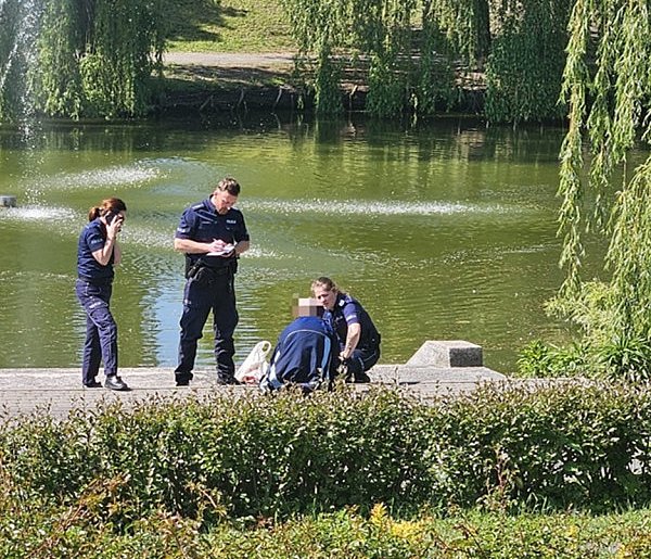 Topił się w stawie w parku. Policjanci uratowali 58-latka-68450