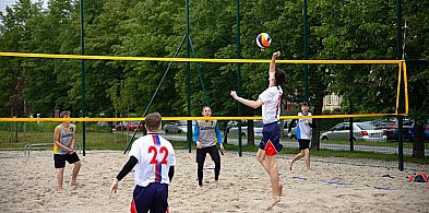 Reprezentacja ZS w Żychlinie Mistrzami Powiatu w siatkówce plażowej -68514