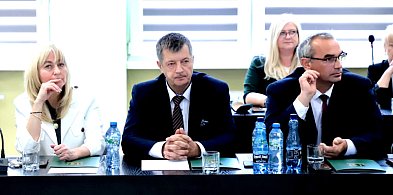 Ranne ptaszki. Radni Powiatowi już obradują-68741