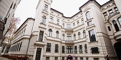 Artyści z różnych części świata obdarowują Muzeum Sztuk-69071