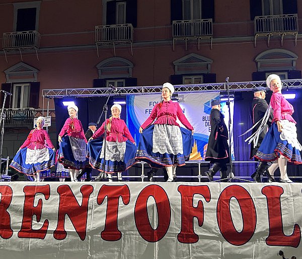 Zespół Pieśni i Tańca Ziemi Kutnowskiej reprezentował Polskę w  Sorrento-69412