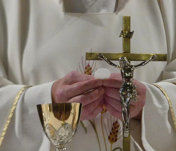 Nowa danina na Kościół? Pieniądze mają być pobierane prosto z pensji-70061