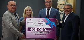 Symboliczny czek dla szpitala. Są pieniądze na 