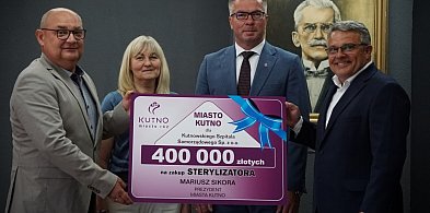 Symboliczny czek dla szpitala. Są pieniądze na sterylizator-70215