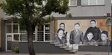Lekcja języka polskiego podczas tajnych kompletów. Mural na Domu Nauczyciela-70322