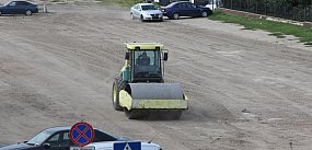 Równają parking przy ul. Podrzecznej obok banku 
