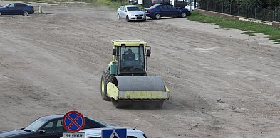 Równają parking przy ul. Podrzecznej obok banku w Kutnie-70326