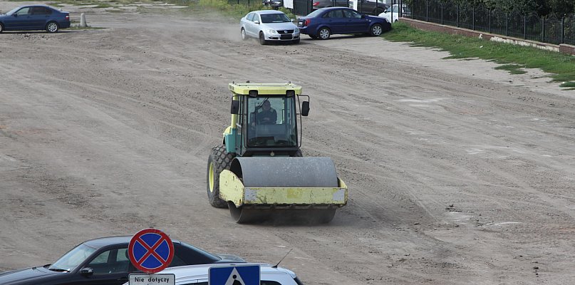 Równają parking przy ul. Podrzecznej obok banku w Kutnie - 70326