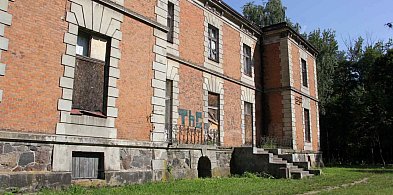 Perła Krośniewic w ruinie. Pałac Rembielińskich niszczeje, gmina go zabezpieczy-70408