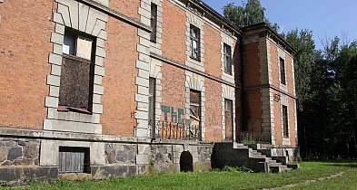 Perła Krośniewic w ruinie. Pałac Rembielińskich niszczeje, gmina go zabezpieczy-70408