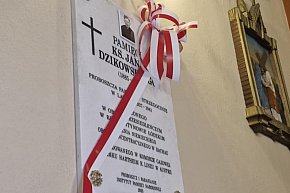 Tablica upamiętniająca ks. Jana Dzikowskiego-20089