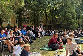 Narodowe Czytanie Kochanowskiego na trawie przed biblioteką-70691