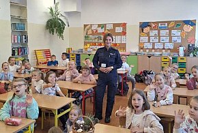 Policjanci o bezpiecznej drodze do szkoły w Kutnie-71091