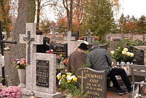 Savoir-vivre na 1 listopada. Jak się zachować podczas wizyty na cmentarzu?-71795