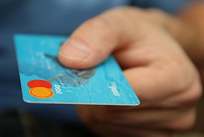 Fiskus skontroluje płatności kartą Polaków? Resort zabiera głos-72210