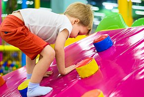 Zostawiasz dziecko w sali zabaw? Urząd wykrył poważne uchybienia-73454