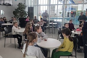 Kręci mnie bezpieczeństwo w zimie – mundurowi edukują dzieci w Aquaparku