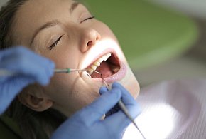 Cicha epidemia zbiera fatalne żniwo. Popularne napoje dosłownie rozpuszczają zęby