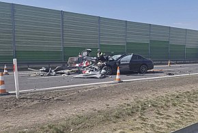 Mercedes wjechał w auto obsługi A1 i policyjny radiowóz