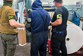 CBŚP i KAS zlikwidowały nielegalną drukarnię półproduktów do produkcji papierosów