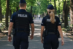 Piesze patrole w parku nad Ochnią: mężczyzna z narkotykami i dziecko bez kasku