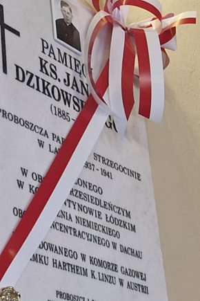 Tablica upamiętniająca ks. Jana Dzikowskiego-20089