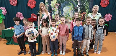 Królowa Róż 2025 z wizytą w Szkole Podstawowej nr 6 w Kutnie – różane tradycje