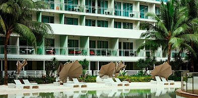 Jak zaprojektować funkcjonalny bar ogrodowy na tarasie lub przy basenie?