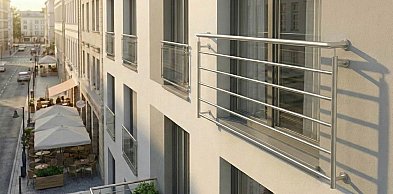 Koniec z malowaniem barierki co sezon. Sposób na elegancki balkon, który przetrwa