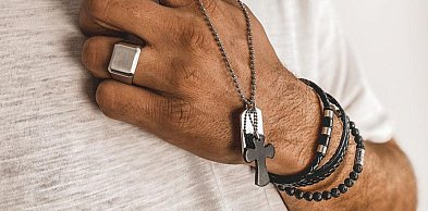 Naszyjnik z krzyżem Manoki – pomysł na prezent dla niego