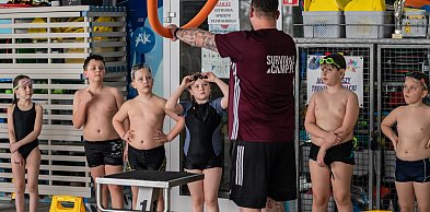 Pierwszy skok do wody! Dzieci uczą się pływać za darmo w Aquaparku Kutno